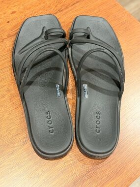 CROCS Women's Miami Toe Loop Sandal